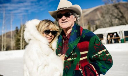 La célèbre famille de Goldie Hawn est tout sourire sur une nouvelle photo franche prise sur les pistes d&rsquo;Aspen