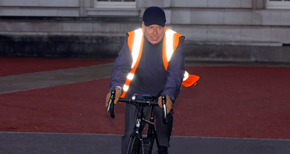 David Armstrong-Jones est arrivé au déjeuner de Noël du roi Charles sur son vélo – voir photos