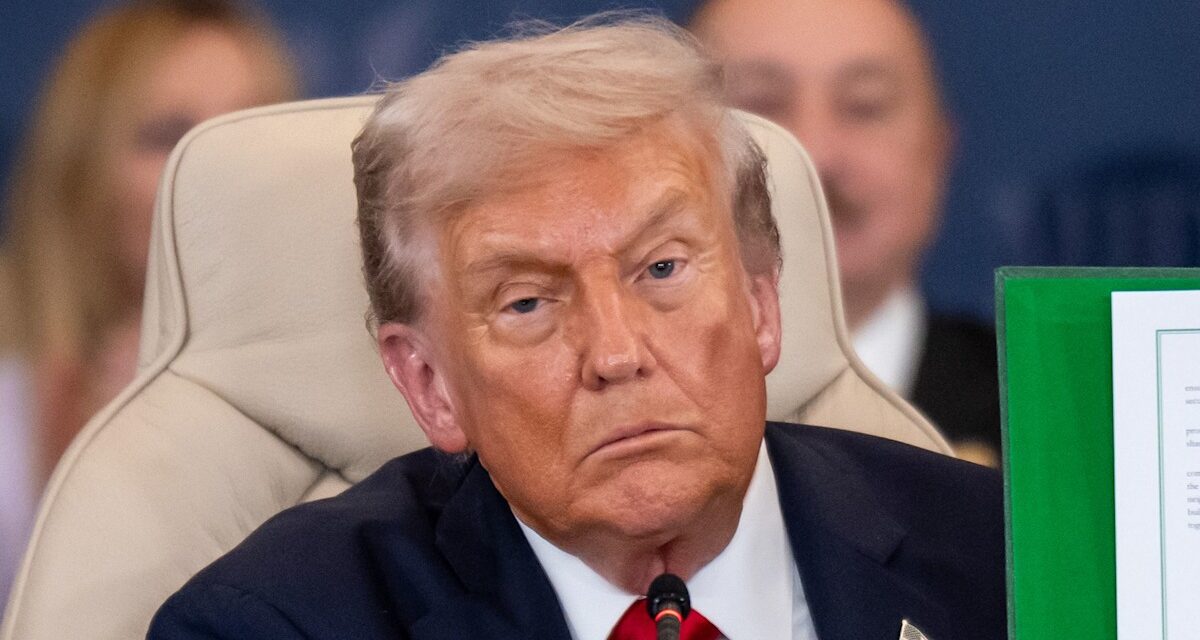 Donald Trump suscite d&rsquo;autres questions sur sa santé après être à nouveau sorti sur le tapis rouge avec la main bandée