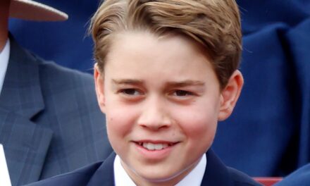 Prince George, l&rsquo;influenceur de la mode – le futur roi vend une veste à 27 £ en quelques secondes