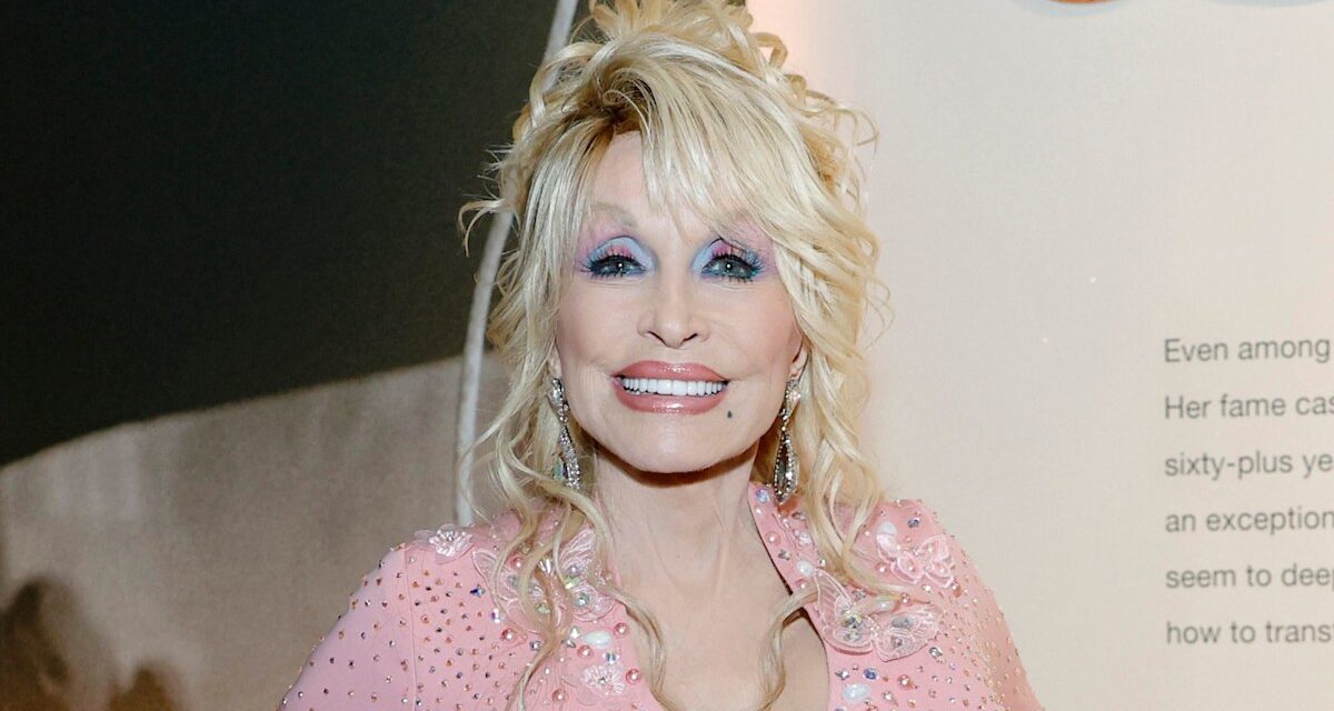 Dolly Parton a des fans qui font une double prise avec une photo rare de sa sœur cadette sosie