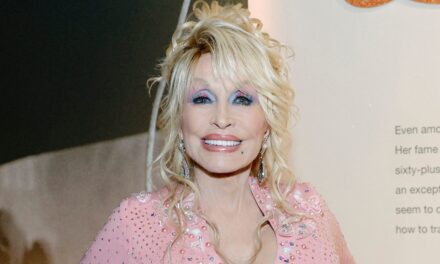 Dolly Parton a des fans qui font une double prise avec une photo rare de sa sœur cadette sosie