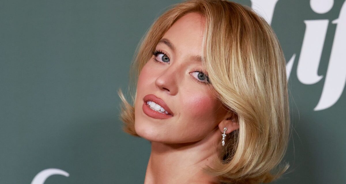 Sydney Sweeney étourdit dans un maillot de bain plongeant au spot de rêve de Meghan Markle pour une soirée entre filles