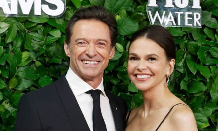 Sutton Foster, la petite amie de Hugh Jackman, respire le glamour dans une robe plongeante lors d&rsquo;un rendez-vous étoilé