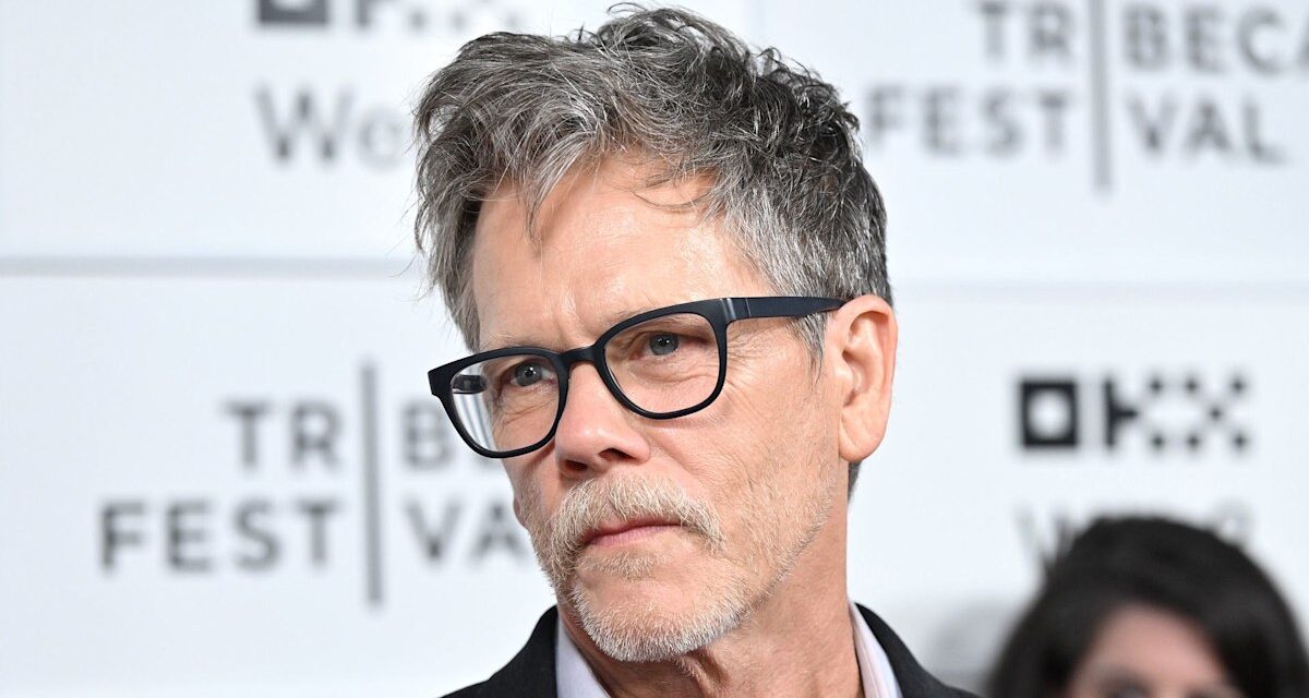 Kevin Bacon fond en larmes dans une vidéo émouvante