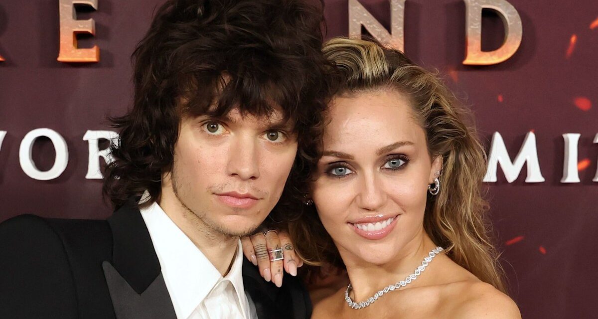 Miley Cyrus alimente les rumeurs de fiançailles avec une bague en diamant éblouissante dans une rare apparition avec son petit ami Maxx Morando