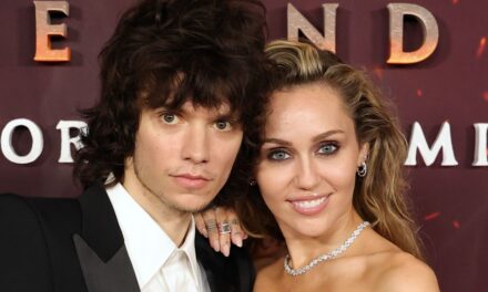 Miley Cyrus alimente les rumeurs de fiançailles avec une bague en diamant éblouissante dans une rare apparition avec son petit ami Maxx Morando