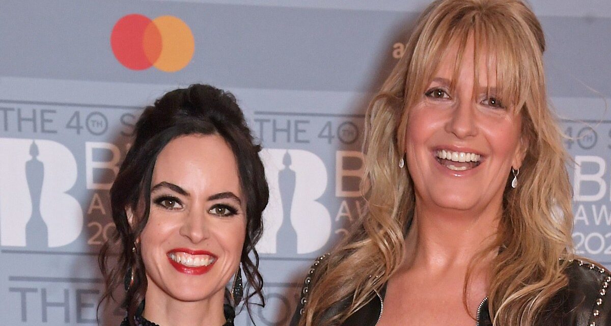 Penny Lancaster est toutes jambes alors qu&rsquo;elle profite d&rsquo;une soirée festive avec Sally Wood