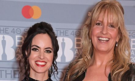 Penny Lancaster est toutes jambes alors qu&rsquo;elle profite d&rsquo;une soirée festive avec Sally Wood