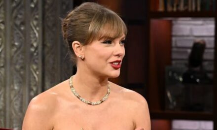 La mini-robe sculptée brûlante de Taylor Swift est une masterclass en matière de tenue de fête