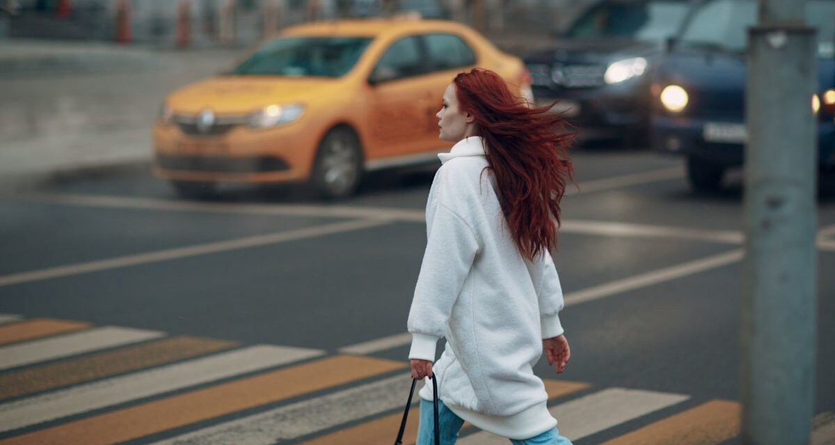 Ce que « remercier » les voitures en traversant la route dit de votre personnalité, selon un psychologue