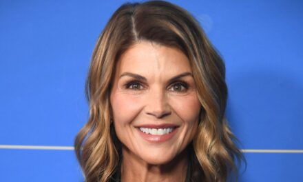 Lori Loughlin est superbe lors de sa première apparition publique depuis la séparation de Mossimo Giannulli