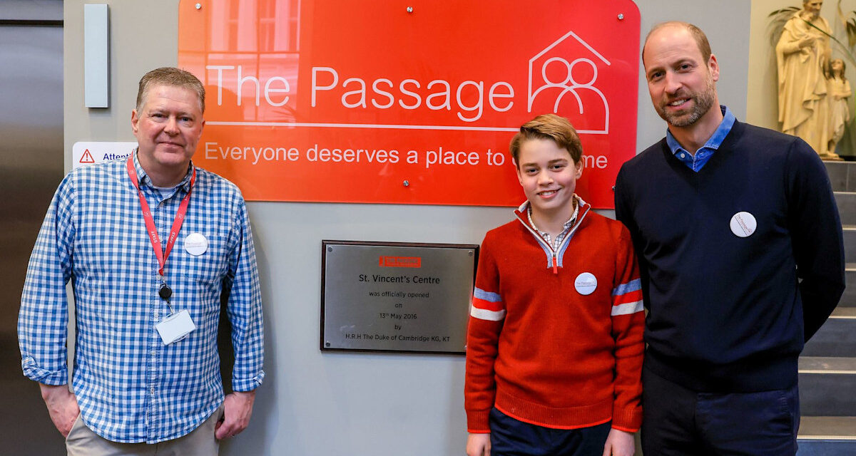 Prince George, 12 ans, prouve qu&rsquo;il est prêt à assumer de futures fonctions royales lors d&rsquo;une visite « pratique » dans un refuge pour sans-abri avec son père William – voir photos