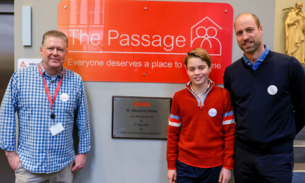 Prince George, 12 ans, prouve qu&rsquo;il est prêt à assumer de futures fonctions royales lors d&rsquo;une visite « pratique » dans un refuge pour sans-abri avec son père William – voir photos