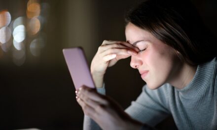 5 façons simples de soulager la fatigue oculaire, selon un spécialiste de la vue