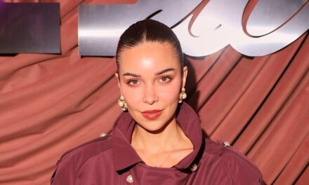 Jackie Apostel s&rsquo;inspire de Victoria Beckham en trench-coat sang-de-bœuf et accessoires en cuir