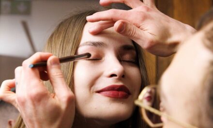 L&rsquo;incroyable astuce anti-cernes au rouge à lèvres pour neutraliser les cernes