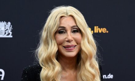 Cher, 79 ans, partage une mise à jour inattendue sur sa santé AUJOURD&rsquo;HUI lors d&rsquo;un appel surprise à l&rsquo;antenne