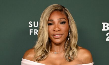 Le corps de plage de Serena Williams brille dans un maillot de bain découpé après son admission pour une perte de poids