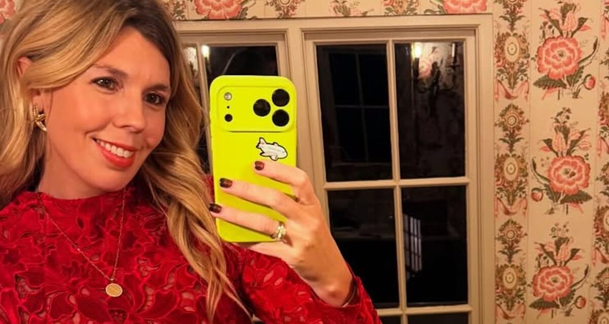 Carrie Johnson pose avec d&rsquo;adorables enfants alors qu&rsquo;elle partage un aperçu époustouflant de l&rsquo;intérieur d&rsquo;une maison familiale festive de 3,8 millions de livres sterling