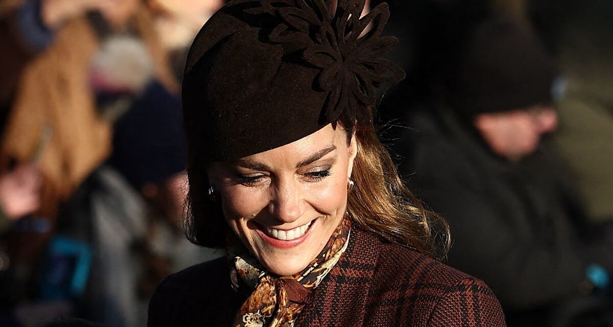 La princesse Kate vole la vedette à Sandringham dans une robe manteau de Noël