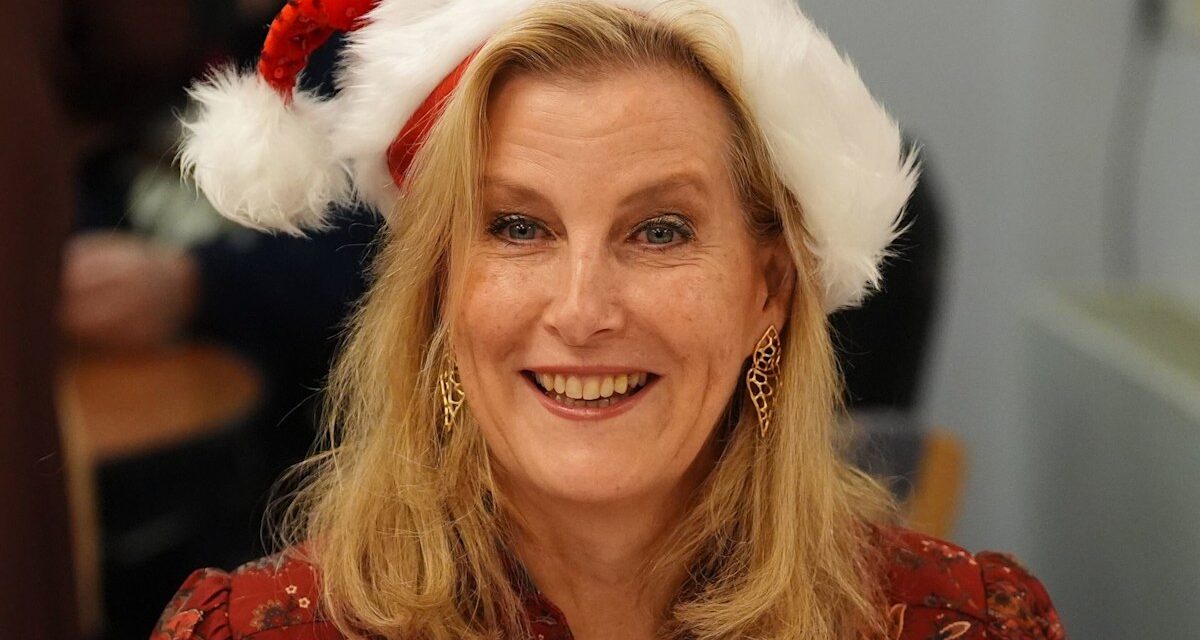 La duchesse Sophie évite son look de Noël « sévère » en velours côtelé Victoria Beckham