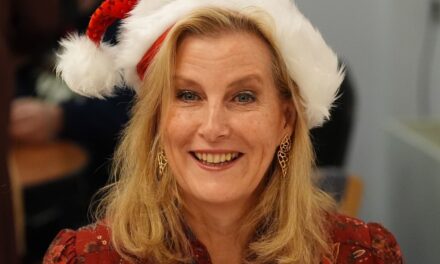 La duchesse Sophie évite son look de Noël « sévère » en velours côtelé Victoria Beckham