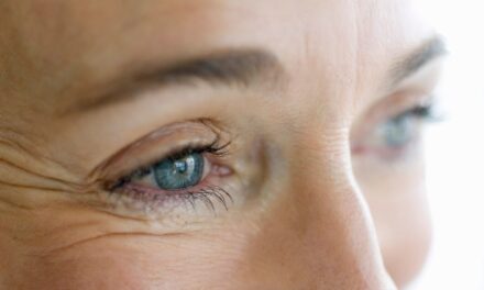 Quels sont les premiers signes de la cataracte ? Un chirurgien ophtalmologiste révèle que les symptômes vont au-delà de la vision de la « fenêtre embuée »