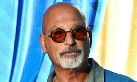 Exclusif : Howie Mandel partage une nouvelle mise à jour sur le parcours de rémission « déchirant » de son petit-fils – regardez