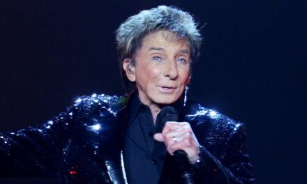 Barry Manilow, 82 ans, révèle un diagnostic de cancer du poumon et annule ses dates de tournée en raison d&rsquo;une opération chirurgicale