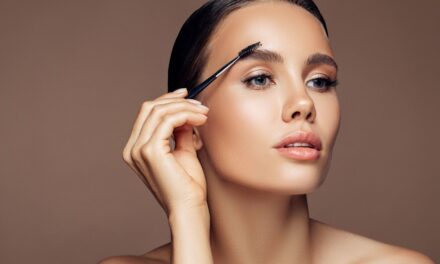 9 tendances sourcils qui devraient prendre le relais en 2026 – du microshading au blanchiment