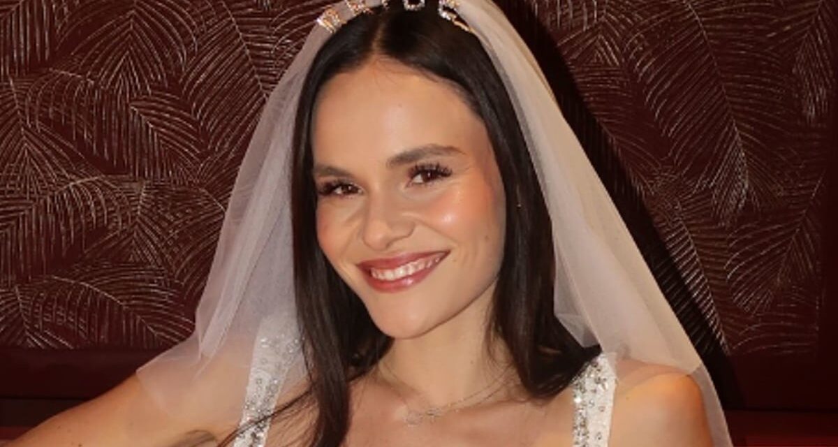 Holly Ramsay impressionne en lingerie et en voile en cascade au milieu d&rsquo;un drame familial