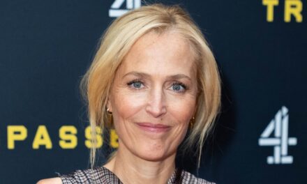 Dans la vie amoureuse compliquée de la star de X-Files, Gillian Anderson, avec son petit ami créateur de The Crown et ses deux ex-maris