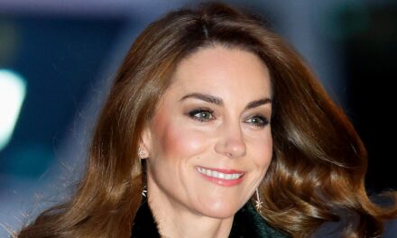 La robe de Noël au-dessus du genou de Kate Middleton qu&rsquo;elle ne porterait jamais maintenant