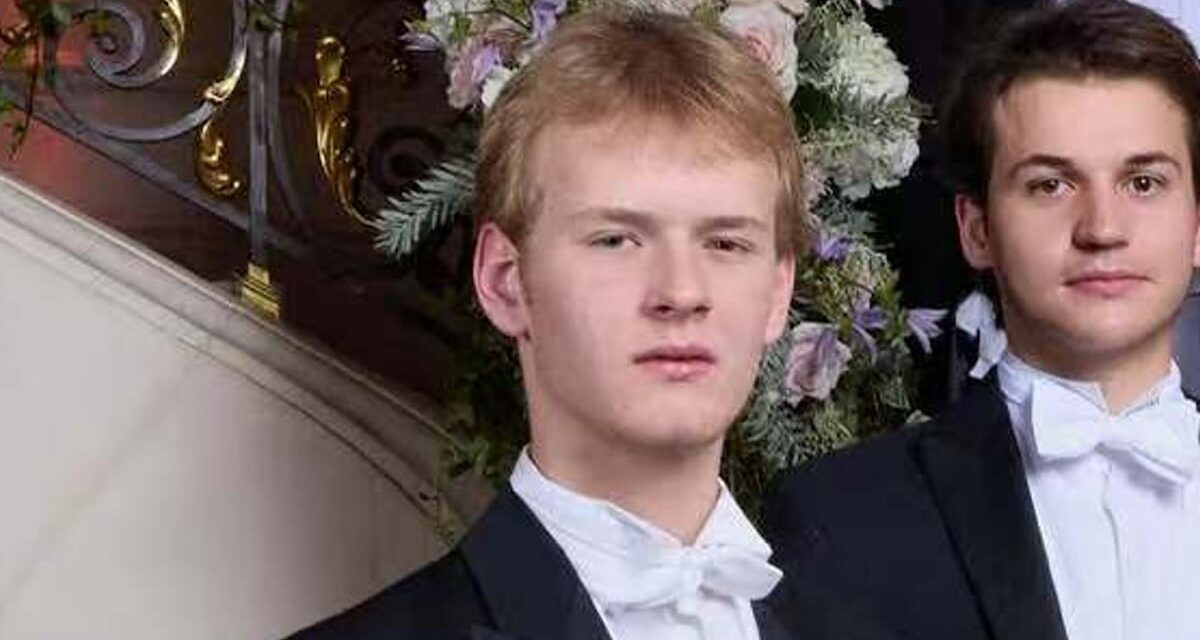Duke of Kent&rsquo;s grandson Albert Windsor, 18, exudes confidence in official Le Bal des Débutantes portrait