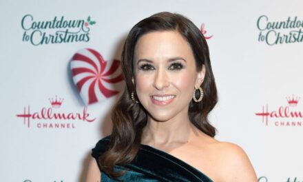 À l&rsquo;intérieur de la maison californienne de 1,9 million de dollars de la star de Hallmark, Lacey Chabert, prête pour Noël d&rsquo;ici octobre