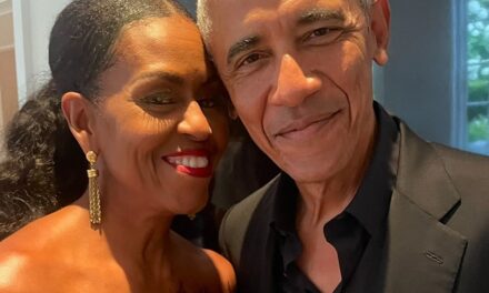 Michelle Obama est incroyablement svelte dans une robe en dentelle plongeante sur une photo de Noël adorée