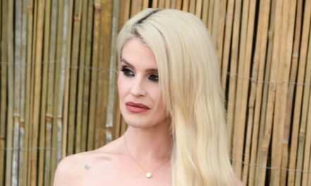 Kelly Osbourne s&rsquo;exprime sur la difficulté du premier Noël sans papa Ozzy : « Je veux juste m&rsquo;en sortir sans pleurer »