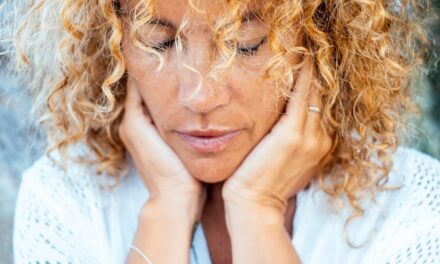 Signes silencieux que votre cortisol est élevé – et comment le réduire naturellement