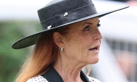 Sarah Ferguson fait sa première apparition publique depuis le scandale des courriels d&rsquo;Epstein lors du baptême de sa petite-fille Athena