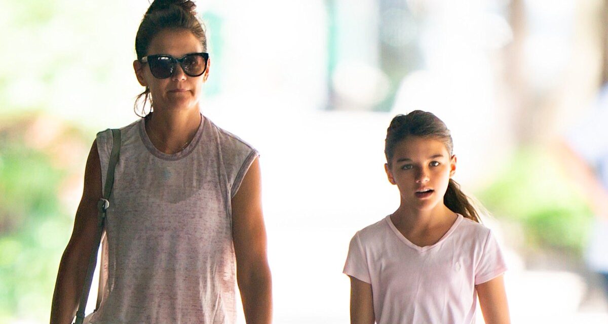 Katie Holmes prouve qu&rsquo;elle ressemble à sa fille Suri sur des photos récentes – voir ici