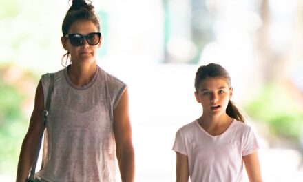 Katie Holmes prouve qu&rsquo;elle ressemble à sa fille Suri sur des photos récentes – voir ici