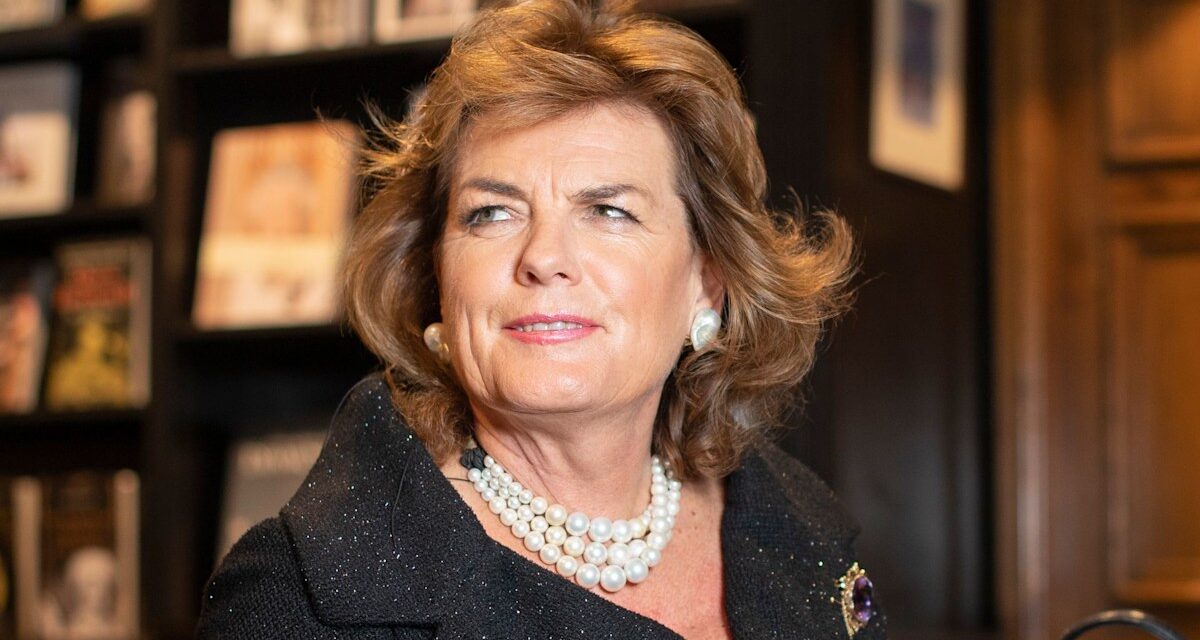 La duchesse de Rutland, 62 ans, se glisse en LBD pour la révélation des décorations de Noël au château de Belvoir