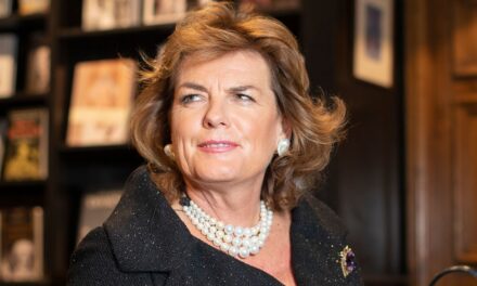 La duchesse de Rutland, 62 ans, se glisse en LBD pour la révélation des décorations de Noël au château de Belvoir