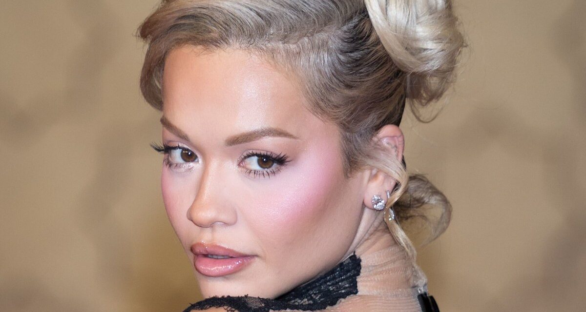 Rita Ora opte pour un autre décolleté plongeant dans une robe gothique dos nu