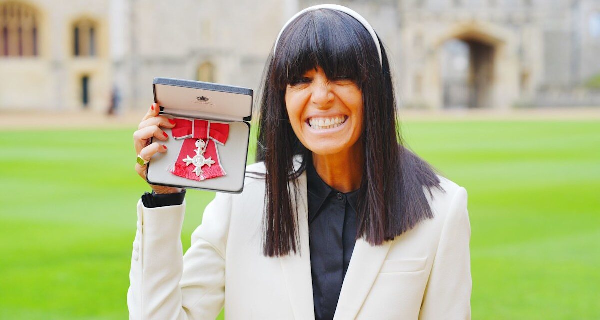 Claudia Winkleman de Strictly est la femme de l&rsquo;heure alors qu&rsquo;elle reçoit l&rsquo;OBE du roi Charles au château de Windsor – meilleures photos