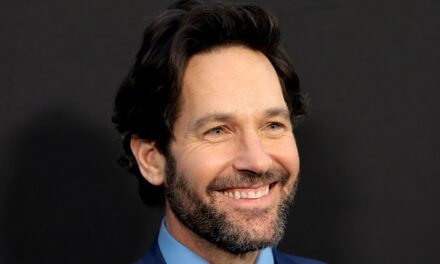 Paul Rudd, 55 ans, a l&rsquo;air incroyablement jeune lors de sa dernière sortie sur le tapis rouge