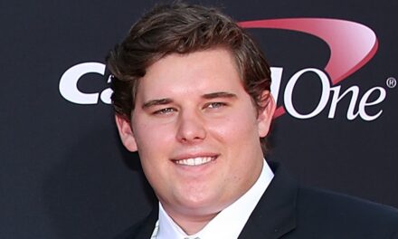 Christopher Schwarzenegger montre son nouveau corps chamois dans un pull flatteur après une incroyable transformation en perte de poids