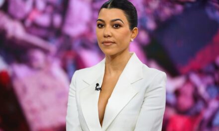 La transformation capillaire audacieuse de Kourtney Kardashian marque un renouveau des années 70