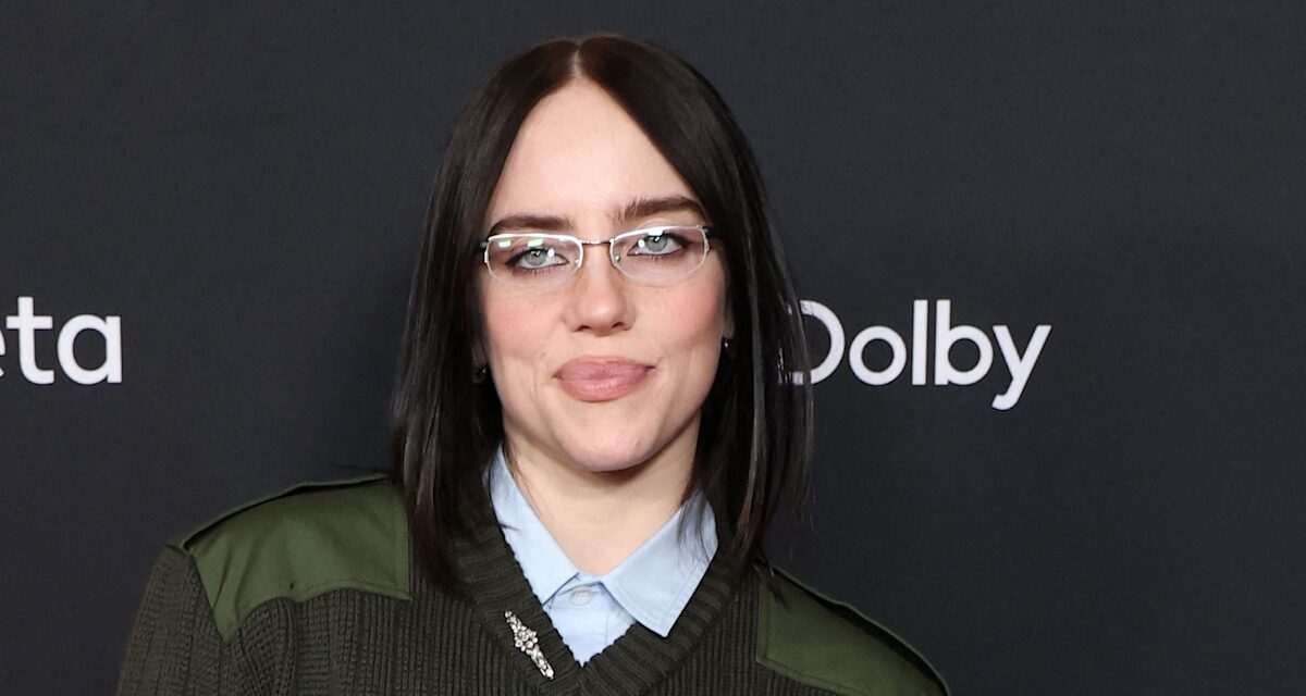 Billie Eilish, 23 ans, pose pour une photo rare avec les parents avec qui elle vit dans une petite maison de Los Angeles